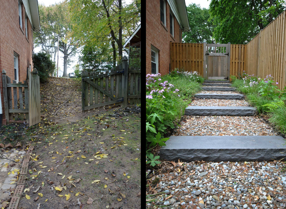 Aménagement d'un jardin latéral rétro avec un chemin, une exposition ombragée, des pavés en pierre naturelle et une clôture en bois.