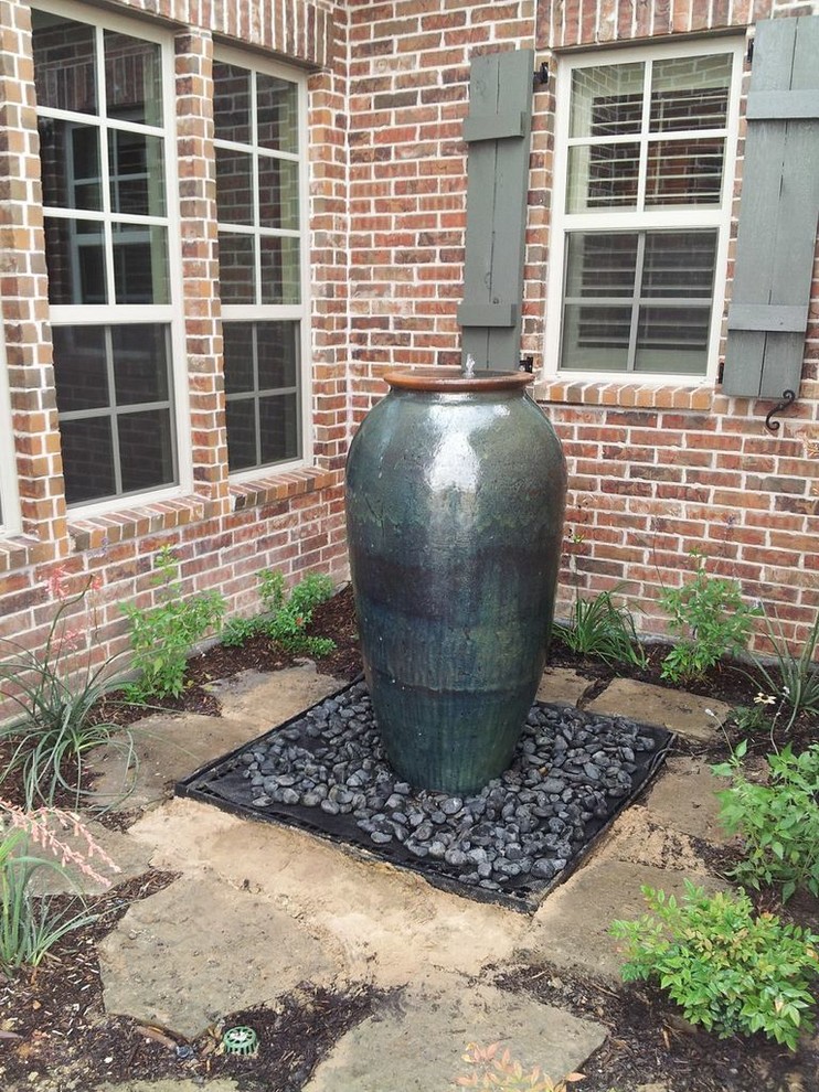 This is an example of a contemporary garden in Dallas.