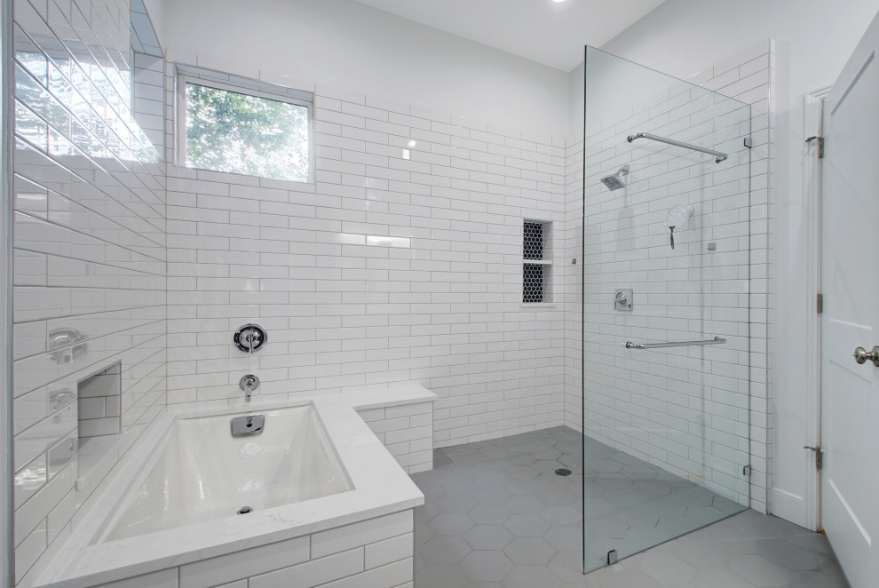 Exemple d'une salle de bain principale chic avec un espace douche bain, un carrelage blanc, des carreaux de céramique, un mur blanc, un sol en carrelage de céramique, un sol gris, aucune cabine et un banc de douche.