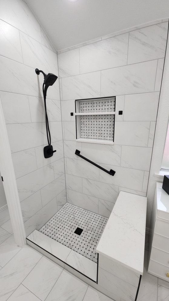 Idéer för stora funkis vitt en-suite badrum, med skåp i shakerstil, svarta skåp, en hörndusch, vit kakel, porslinskakel, vita väggar, klinkergolv i porslin, ett undermonterad handfat, bänkskiva i kvarts, vitt golv och dusch med gångjärnsdörr