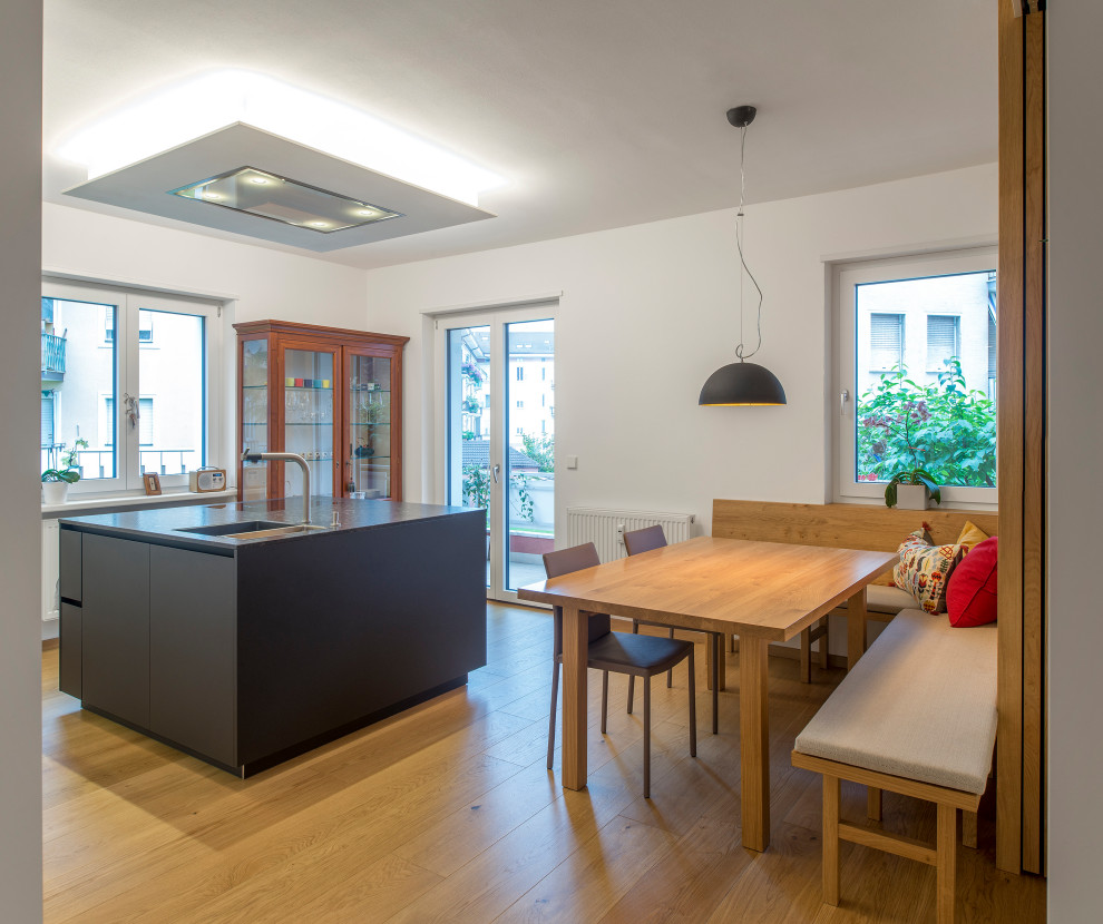 Idee per una cucina minimal con pavimento in legno massello medio