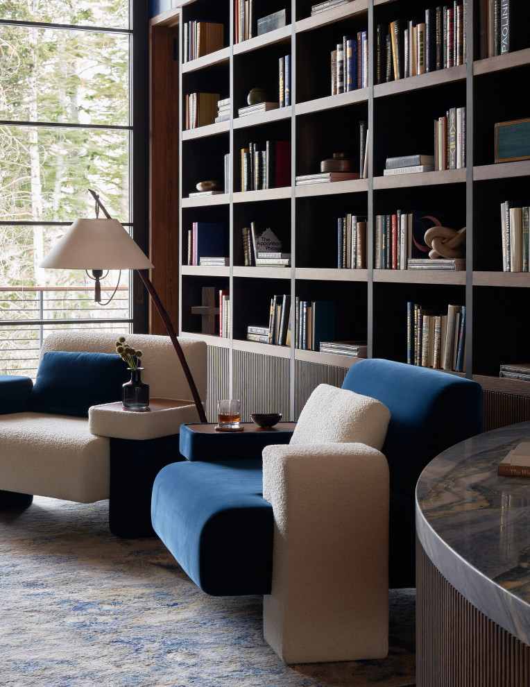 Immagine di un ampio soggiorno minimalista aperto con libreria, pareti marroni, moquette, camino classico, pavimento marrone, soffitto in legno e pareti in perlinato