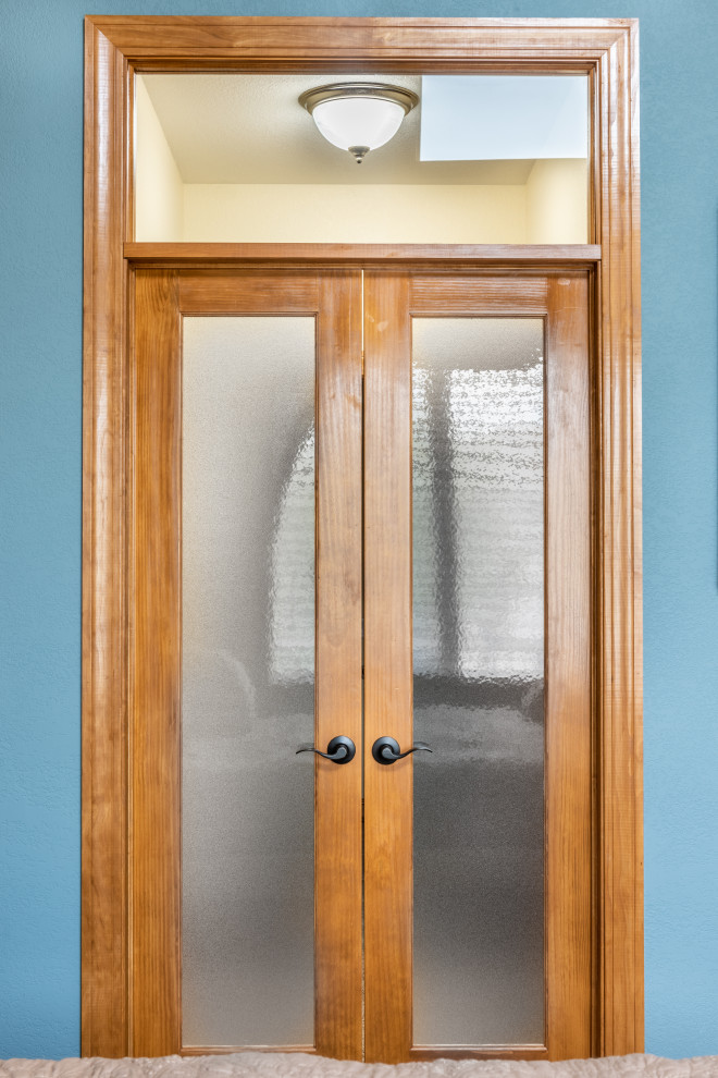 На фото: главная ванная комната среднего размера в классическом стиле с фасадами в стиле шейкер, коричневыми фасадами, угловым душем, раздельным унитазом, серой плиткой, керамогранитной плиткой, бежевыми стенами, полом из винила, монолитной раковиной, столешницей из оникса, бежевым полом, душем с распашными дверями, серой столешницей, сиденьем для душа, тумбой под две раковины и встроенной тумбой с