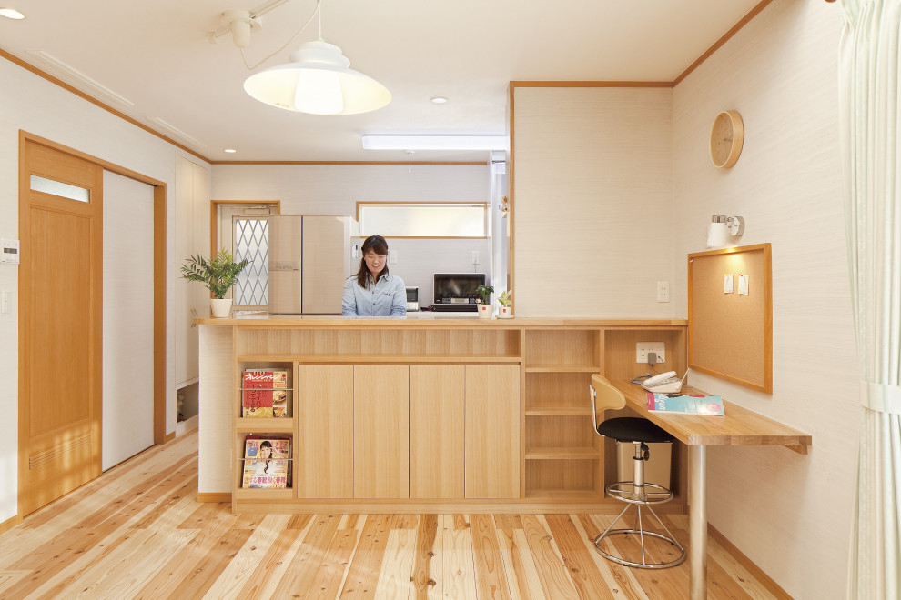 Küche mit braunem Holzboden in Tokio Peripherie
