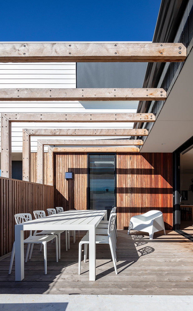 Small contemporary deck in Melbourne with a pergola.