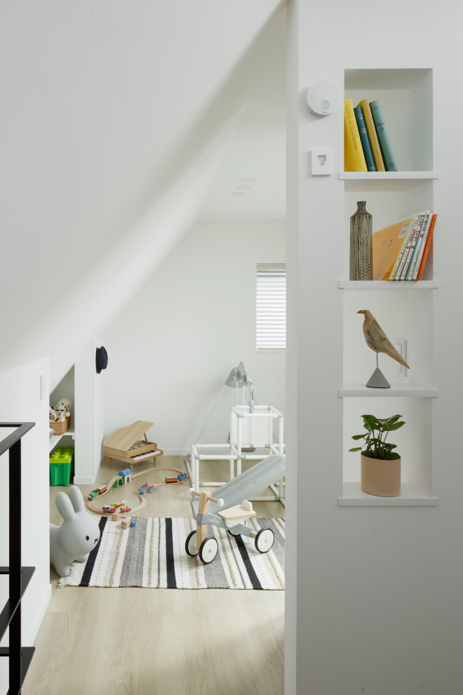 Inspiration for a medium sized scandinavian playroom in Tokyo with white walls, light hardwood flooring, beige floors, a wallpapered ceiling and wallpapered walls.