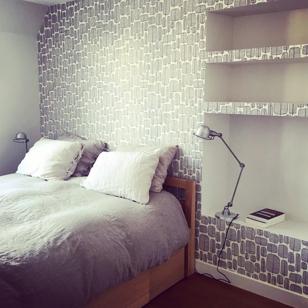 Exemple d'une petite chambre parentale tendance avec un mur blanc, parquet foncé et un sol marron.