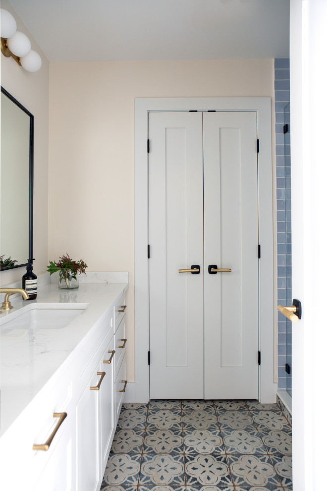 На фото: ванная комната в стиле ретро с фасадами в стиле шейкер и белыми фасадами