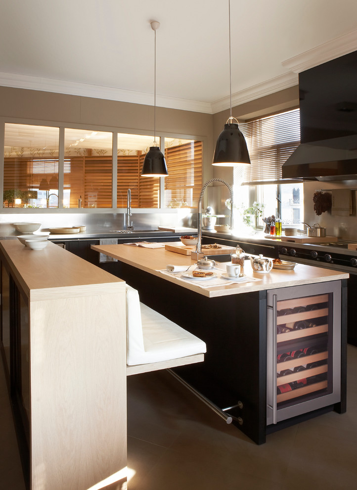 Example of a transitional kitchen design in Milwaukee