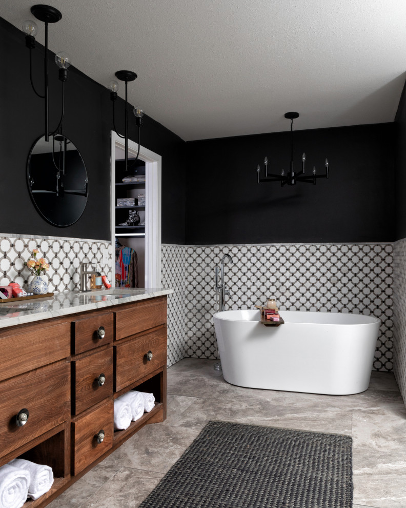 На фото: главная ванная комната с плоскими фасадами, темными деревянными фасадами, отдельно стоящей ванной, открытым душем, черно-белой плиткой, керамической плиткой, мраморной столешницей, душем с распашными дверями, разноцветной столешницей, тумбой под две раковины, напольной тумбой, унитазом-моноблоком, черными стенами, полом из керамогранита, накладной раковиной и разноцветным полом