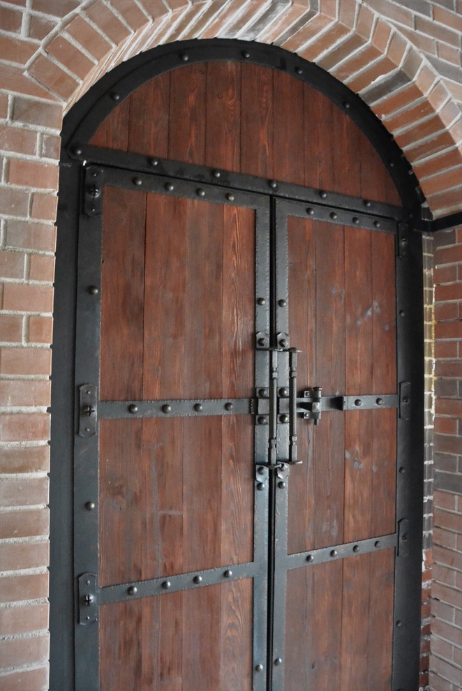 Гаражная дверь в романском стиле