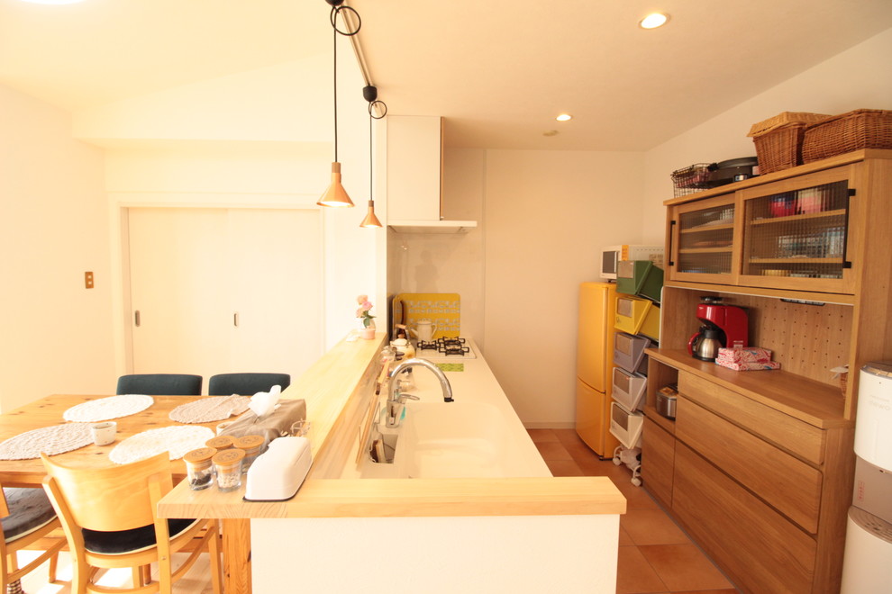 This is an example of a scandinavian kitchen in Yokohama.
