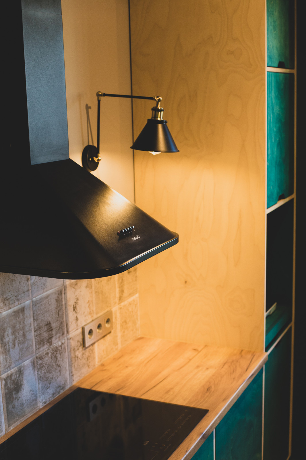 Кухня из фанеры с открытыми торцами ящиков.