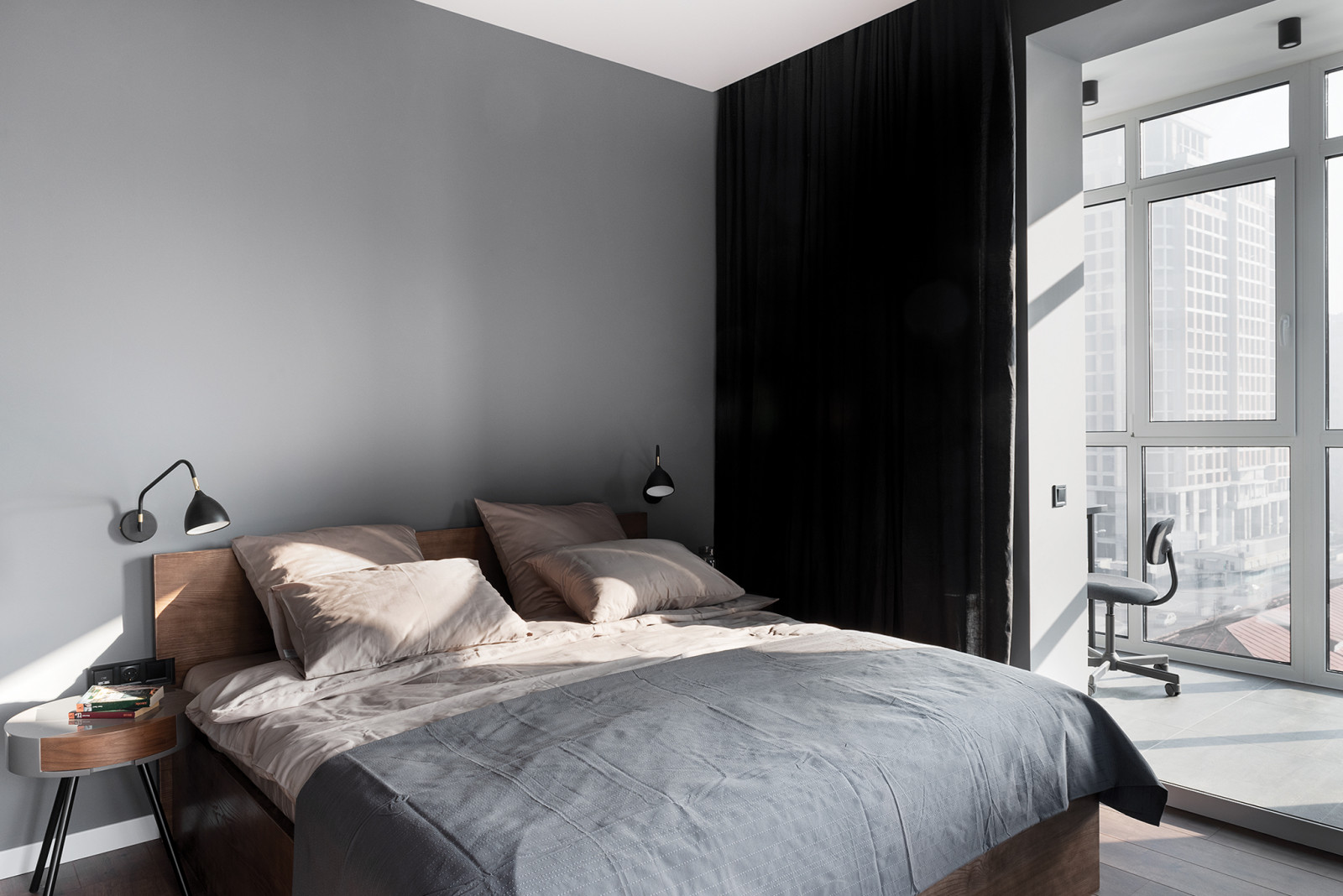 Спокойный, темный интерьер с элементами дерева