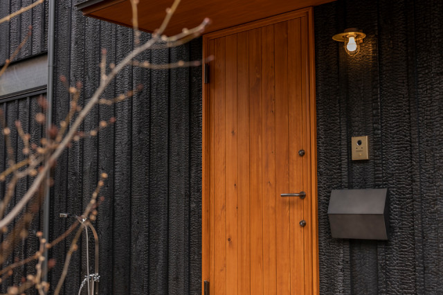 溫炭の家 giapponese-moderno-ingresso