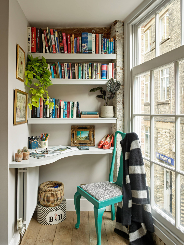 Kleines Modernes Arbeitszimmer mit Arbeitsplatz, weißer Wandfarbe, Einbau-Schreibtisch und braunem Boden in Surrey