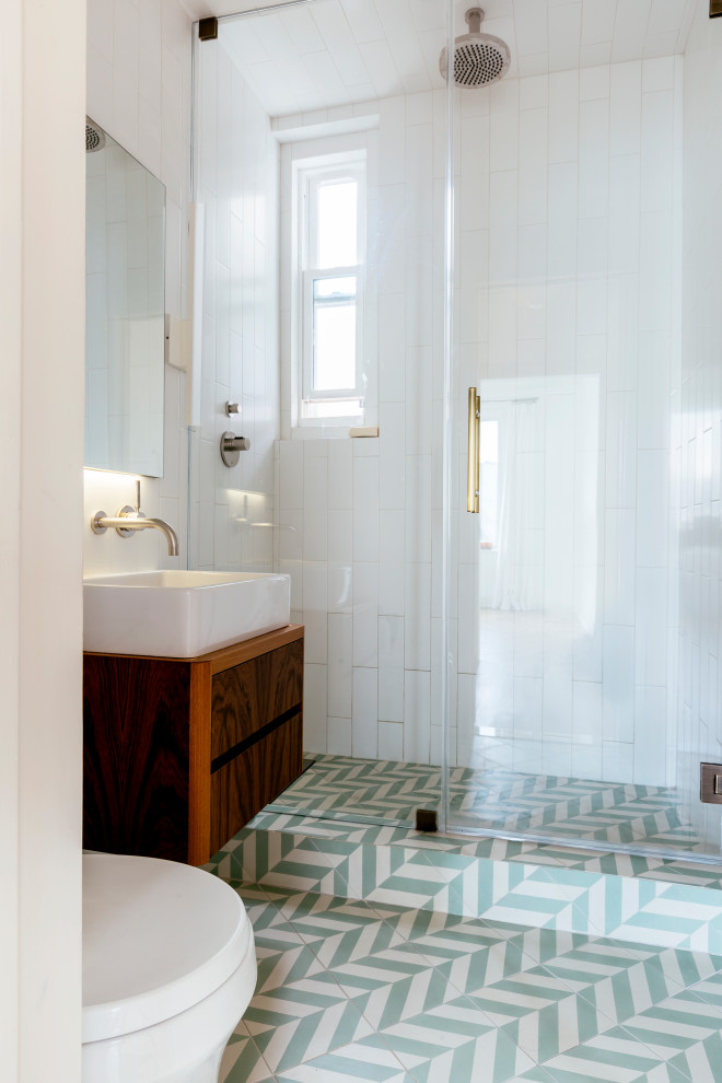 Источник вдохновения для домашнего уюта: главная ванная комната среднего размера в современном стиле с плоскими фасадами, коричневыми фасадами, душем в нише, унитазом-моноблоком, белой плиткой, керамической плиткой, белыми стенами, полом из керамической плитки, подвесной раковиной, мраморной столешницей, душем с распашными дверями, белой столешницей, тумбой под одну раковину, подвесной тумбой, потолком с обоями, панелями на части стены и зеленым полом