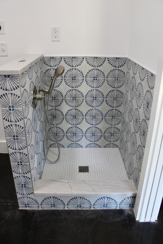 Inspiration för små retro l-formade tvättstugor enbart för tvätt, med blå väggar och grått golv