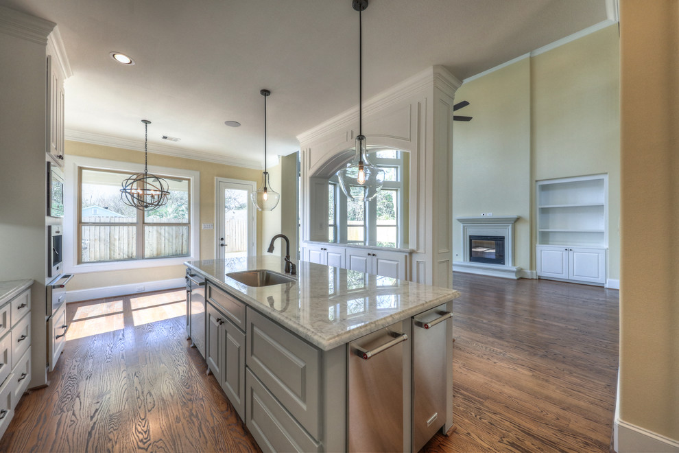 Transitional kitchen photo in Houston