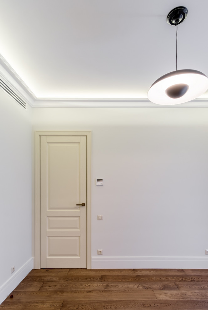 Белые дубовые двери в интерьере квартиры