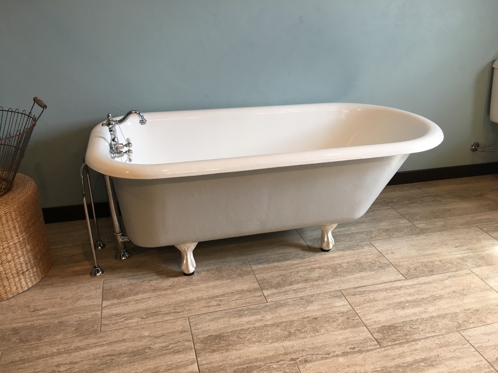 Bathroom - rustic bathroom idea