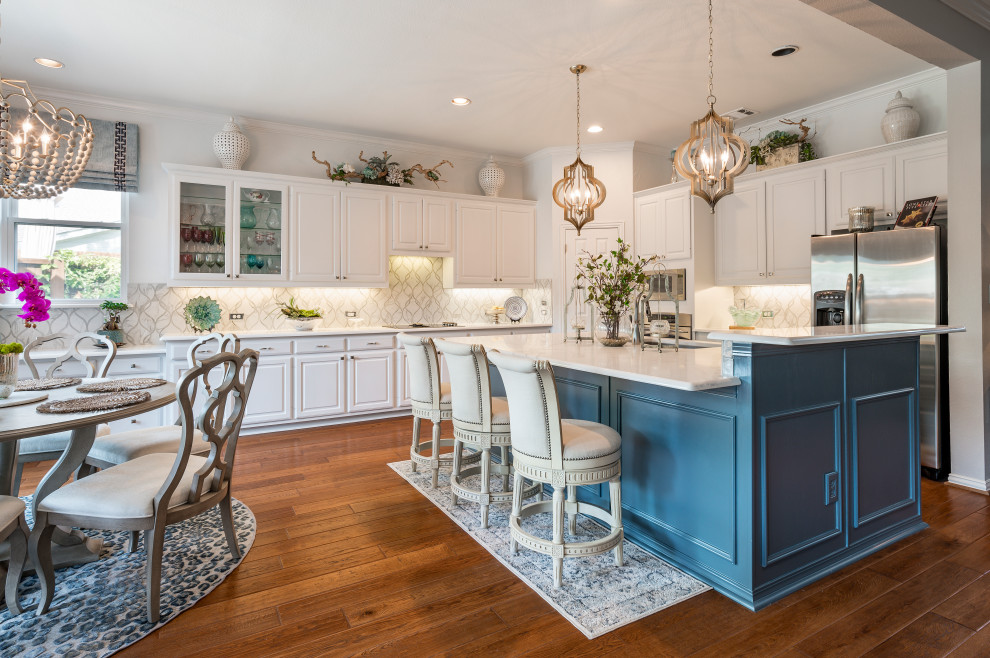Klassische Wohnküche mit weißen Schränken, Küchengeräten aus Edelstahl, Kücheninsel, braunem Boden und blauer Arbeitsplatte in Dallas