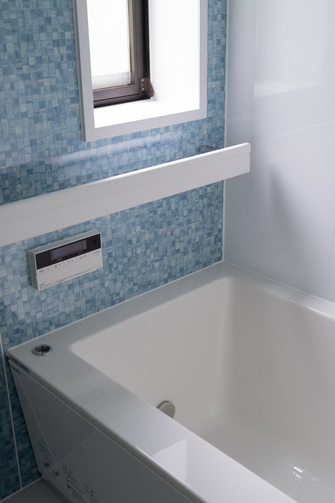 Свежая идея для дизайна: маленькая главная ванная комната в стиле лофт с синей плиткой и душем с распашными дверями для на участке и в саду - отличное фото интерьера