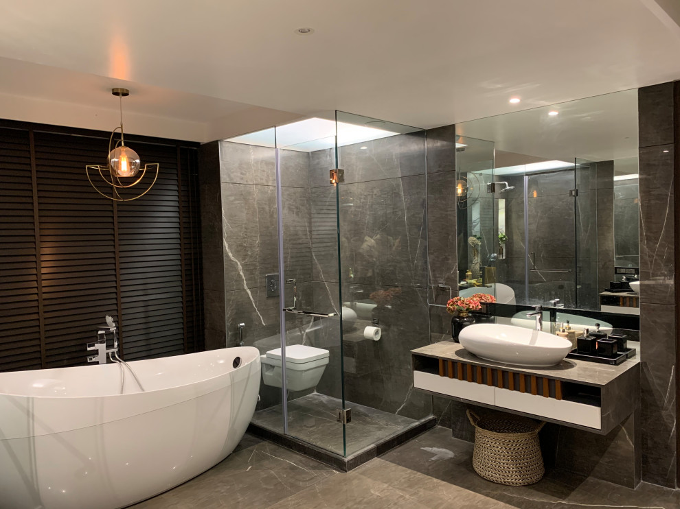 This is an example of a contemporary bathroom in Pune.