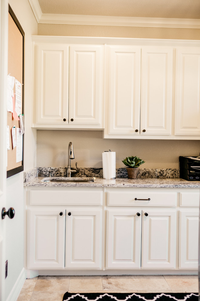 Home design - transitional home design idea in Dallas
