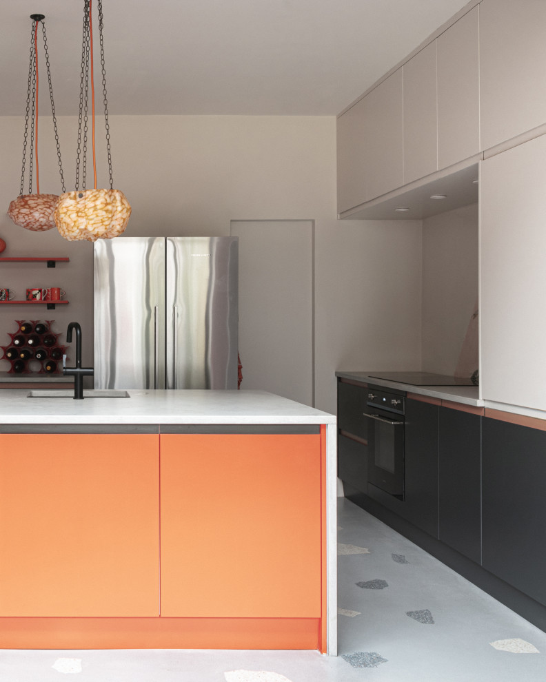 Aménagement d'une grande cuisine ouverte bicolore rétro avec un évier 1 bac, un placard à porte plane, une crédence beige, un sol en terrazzo, îlot, un sol gris, un plan de travail gris et des portes de placard oranges.