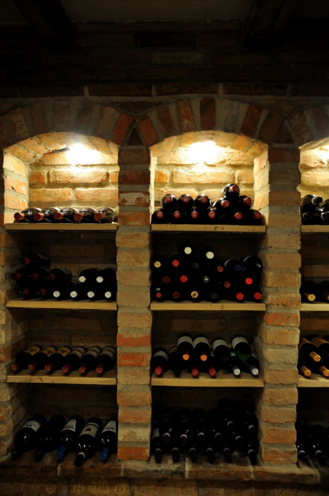 Cette photo montre une cave à vin de taille moyenne.