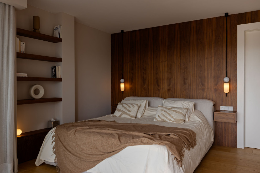 Imagen de dormitorio principal mediterráneo de tamaño medio con suelo de madera en tonos medios, madera y con escritorio