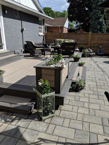Example of a mid-sized arts and crafts side yard deck design with no cover