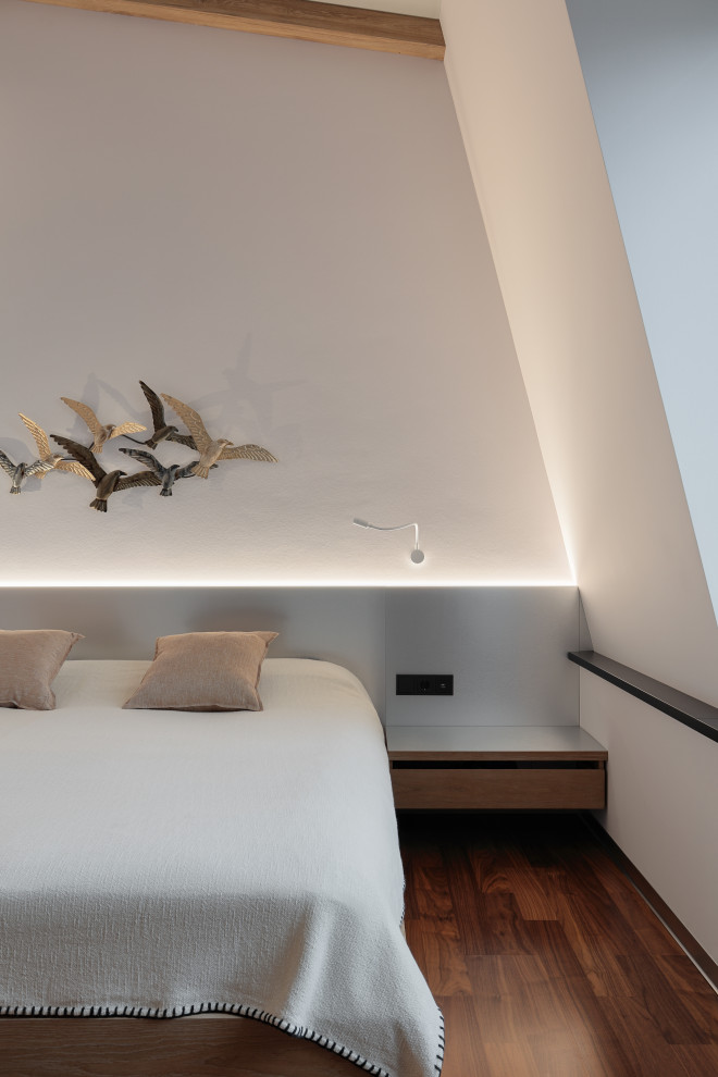 Idéer för mellanstora skandinaviska sovrum, med vita väggar, mellanmörkt trägolv och brunt golv