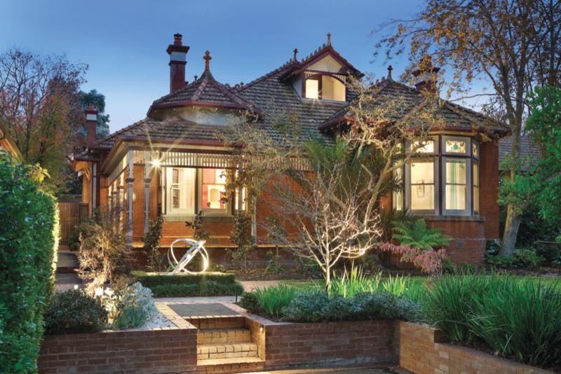 This is an example of a traditional one-storey exterior in Melbourne.