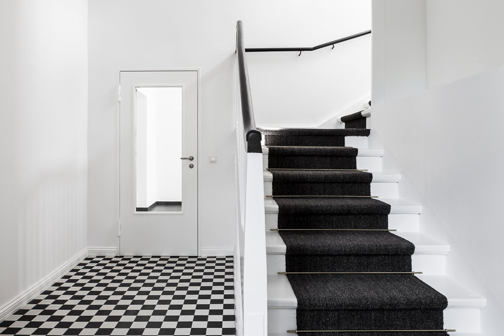 Klassisches Treppengeländer Holz in L-Form mit Teppich-Treppenstufen und gebeizten Holz-Setzstufen in Berlin