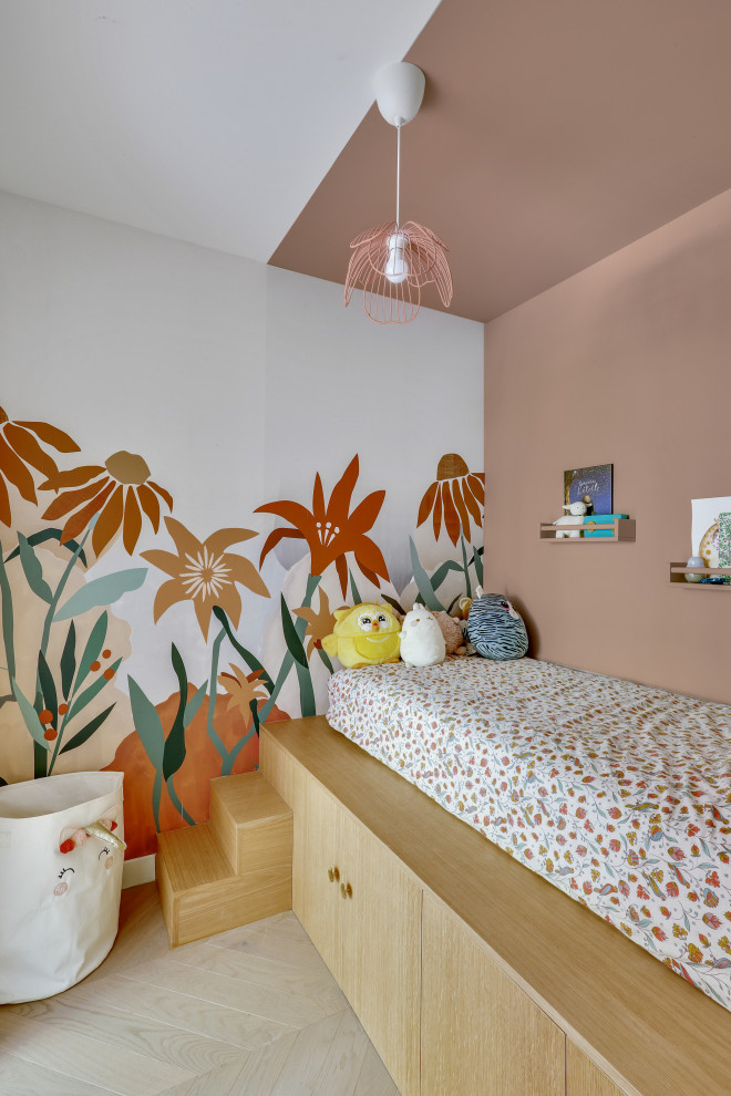 Modelo de dormitorio infantil de 4 a 10 años escandinavo con paredes multicolor, suelo de madera clara y suelo beige