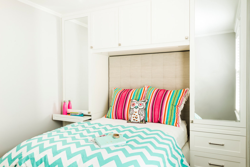 Mid-sized transitional kids' room in Toronto with grey walls for girls.