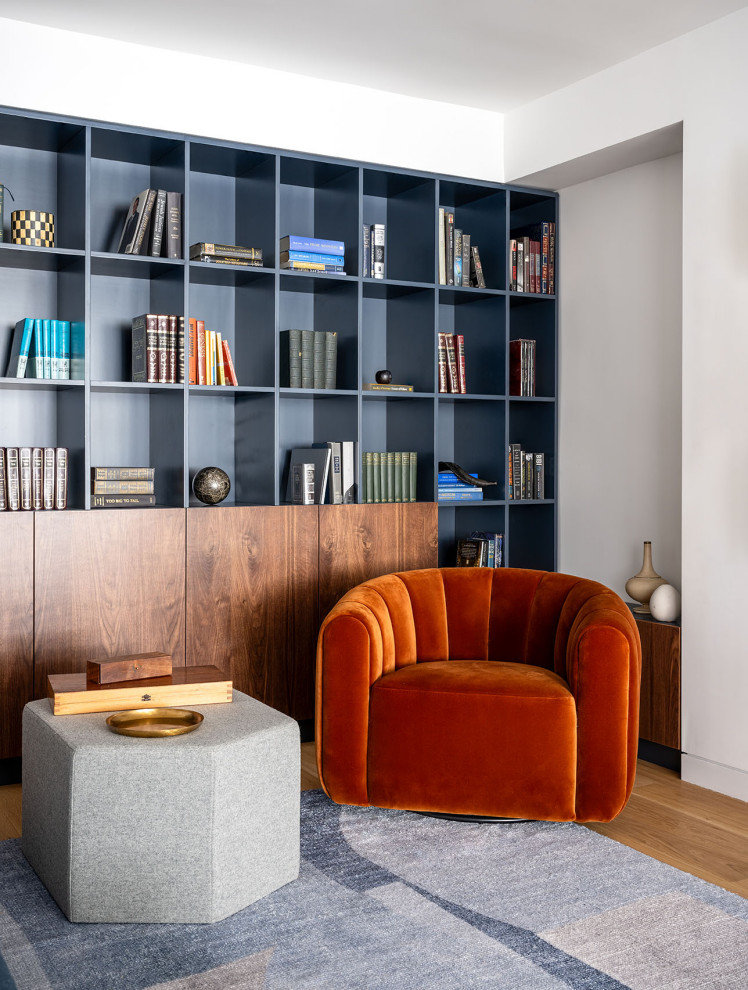 Diseño de sala de estar minimalista de tamaño medio con paredes blancas, suelo de madera en tonos medios, televisor colgado en la pared y suelo marrón