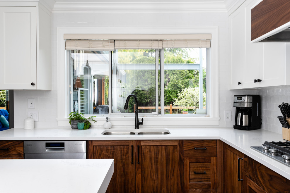 Kitchen - transitional kitchen idea in Vancouver