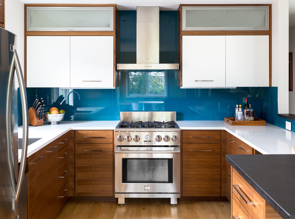 Photo of a modern kitchen in Portland.