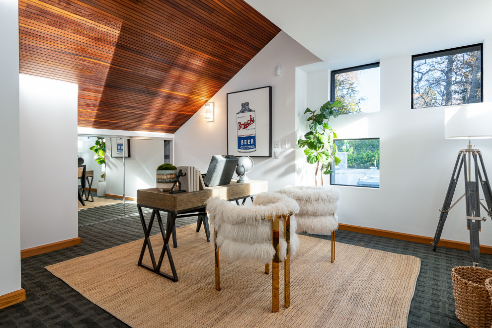 На фото: кабинет в стиле фьюжн с белыми стенами, ковровым покрытием, отдельно стоящим рабочим столом, серым полом, сводчатым потолком и деревянным потолком