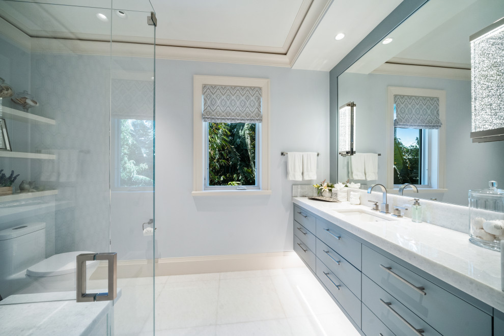 Badezimmer mit blauer Wandfarbe, Unterbauwaschbecken, weißem Boden, Einzelwaschbecken und eingelassener Decke in Miami