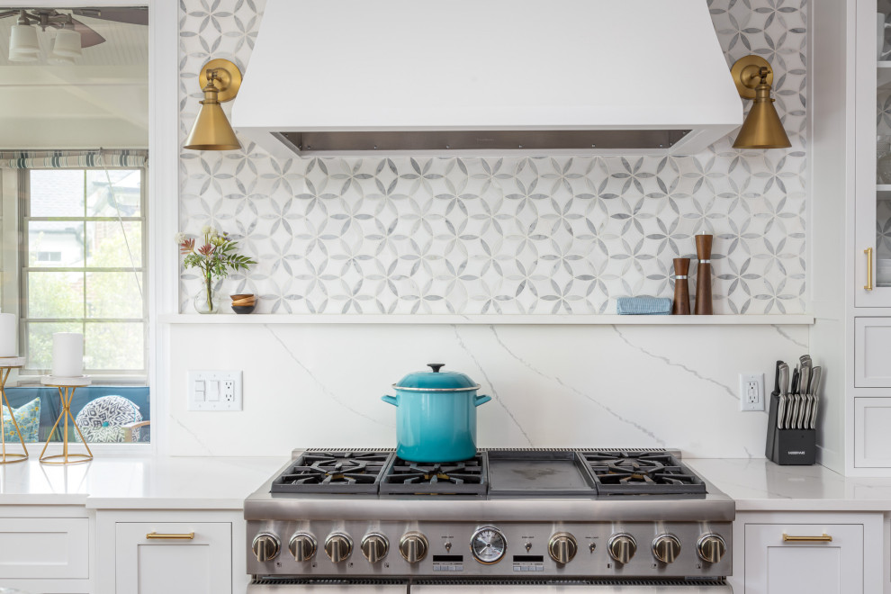 Inspiration för mellanstora klassiska linjära vitt kök med öppen planlösning, med en undermonterad diskho, skåp i shakerstil, vita skåp, bänkskiva i kvartsit, grått stänkskydd, stänkskydd i marmor, rostfria vitvaror, mellanmörkt trägolv, en köksö och brunt golv