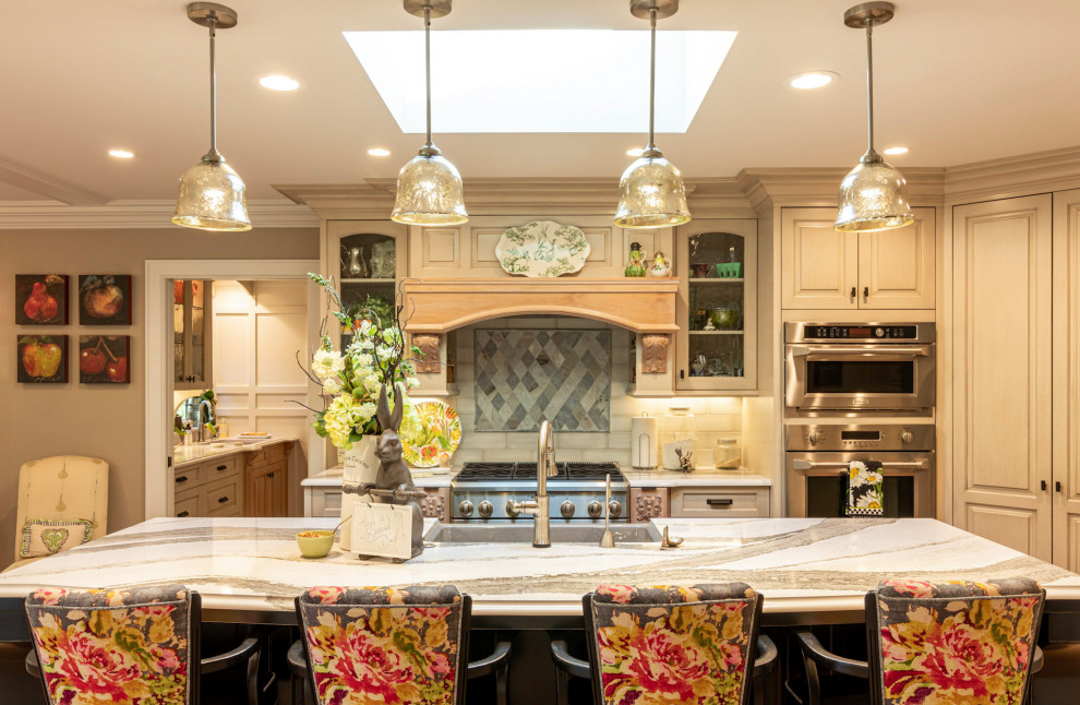 Kitchen - transitional kitchen idea in Omaha