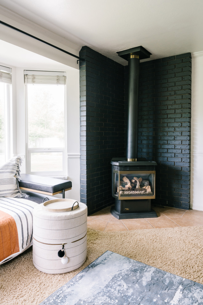 Idée de décoration pour une salle de séjour vintage de taille moyenne et ouverte avec un mur blanc, moquette, une cheminée d'angle, un manteau de cheminée en brique, un téléviseur fixé au mur et un sol beige.