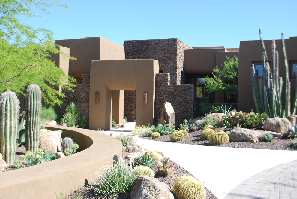 Photo of a large garden in Phoenix with gravel.