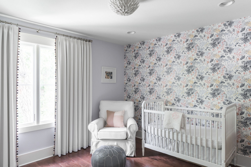 Imagen de habitación de bebé niña minimalista de tamaño medio con paredes púrpuras, suelo de madera oscura y papel pintado