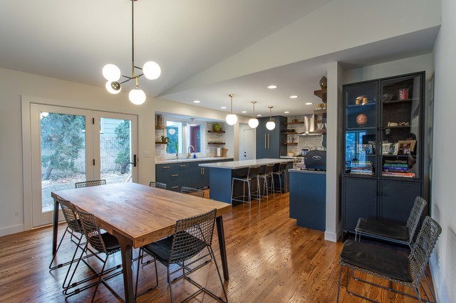 Transitional Navy Kitchen nyklassisk-koekken