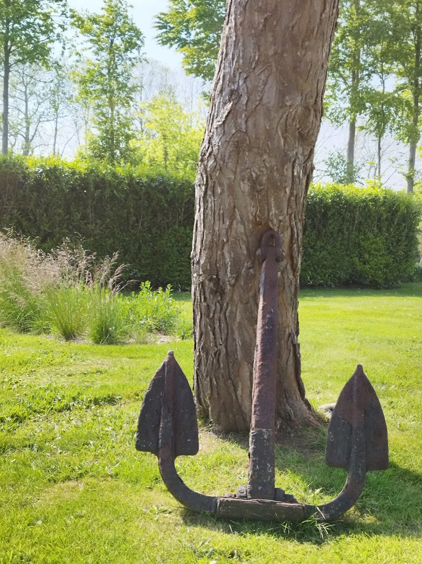 L'ancre présente dans le jardin a été conservée